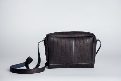 11.108_bag with zip and strap